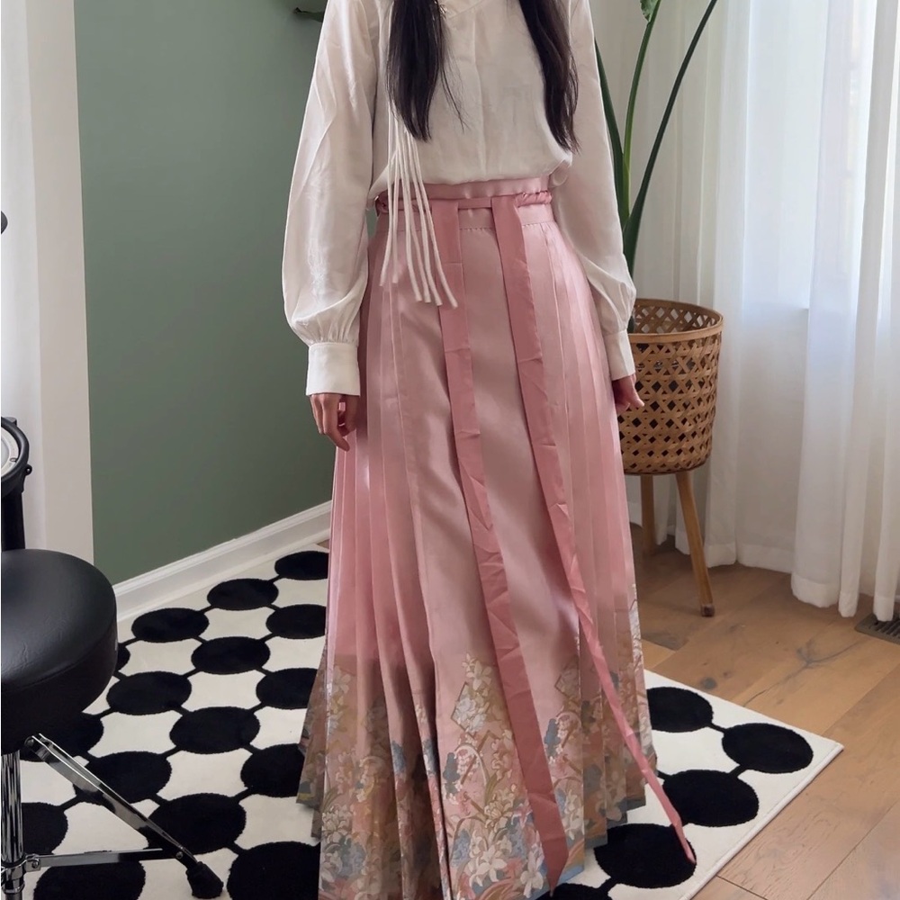 Elegant Pink Floral Pleated Skirt - Picture 2 of 3